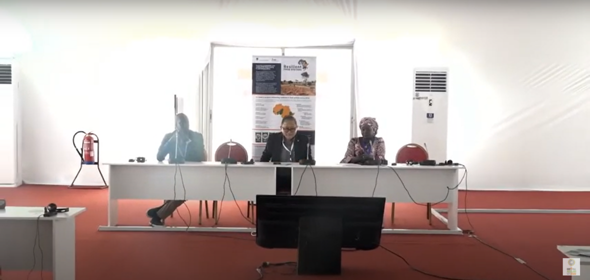 Présentateurs des études de cas par pays. De gauche à droite : Amath Pathe Sene, Responsable de l'Environnement et du Climat pour l'Afrique de l'Ouest et du Centre au FIDA, présentant pour le Sénégal ; Dr Vang Seng, Correspondant Science et Technologie de la CNULCD, présentant pour le Cambodge ; et Rhoda Dia, Chef de Projet pour la RFS Nigeria, présentant pour le Nigeria. Crédit : Chaîne YouTube officielle de la COP15 d'Abidjan