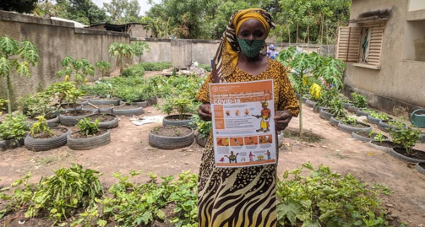 The FAO’s Farmer Field School’s informational campaign and technical manual ‘Running Farmer Field Schools in times of COVID-19: A Resource Handbook’ is being used by farmers like Saly Bodian of Lydiane Health Center’s Farmer Field School Cooperative in Senegal. With the support of this flyer, Saly can ensure her cooking demonstration is safely carried-out and farmers get to continue their Farmer Field School experience.