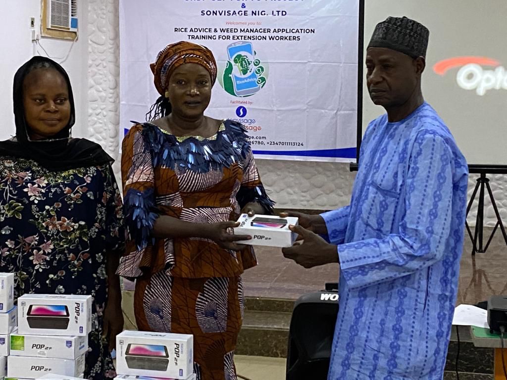 Training participants receive android phones with the RiceAdvice and WeedManager apps installed and ready to go. (Photo credit: UNDP Nigeria)